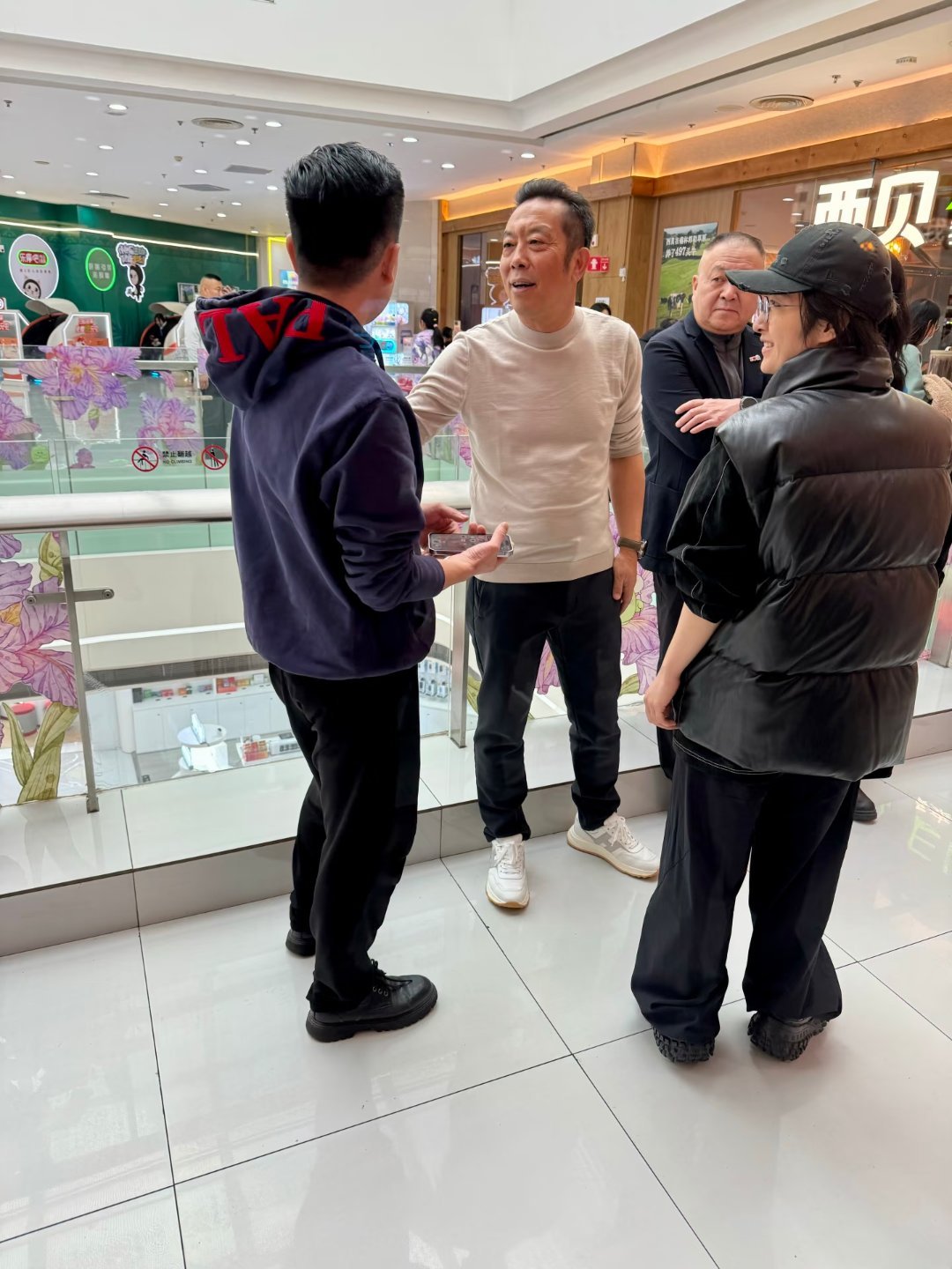 西贝将关闭102家门店罗永浩西贝这事真不知道该怎么评价，西贝贵，西贝性价比