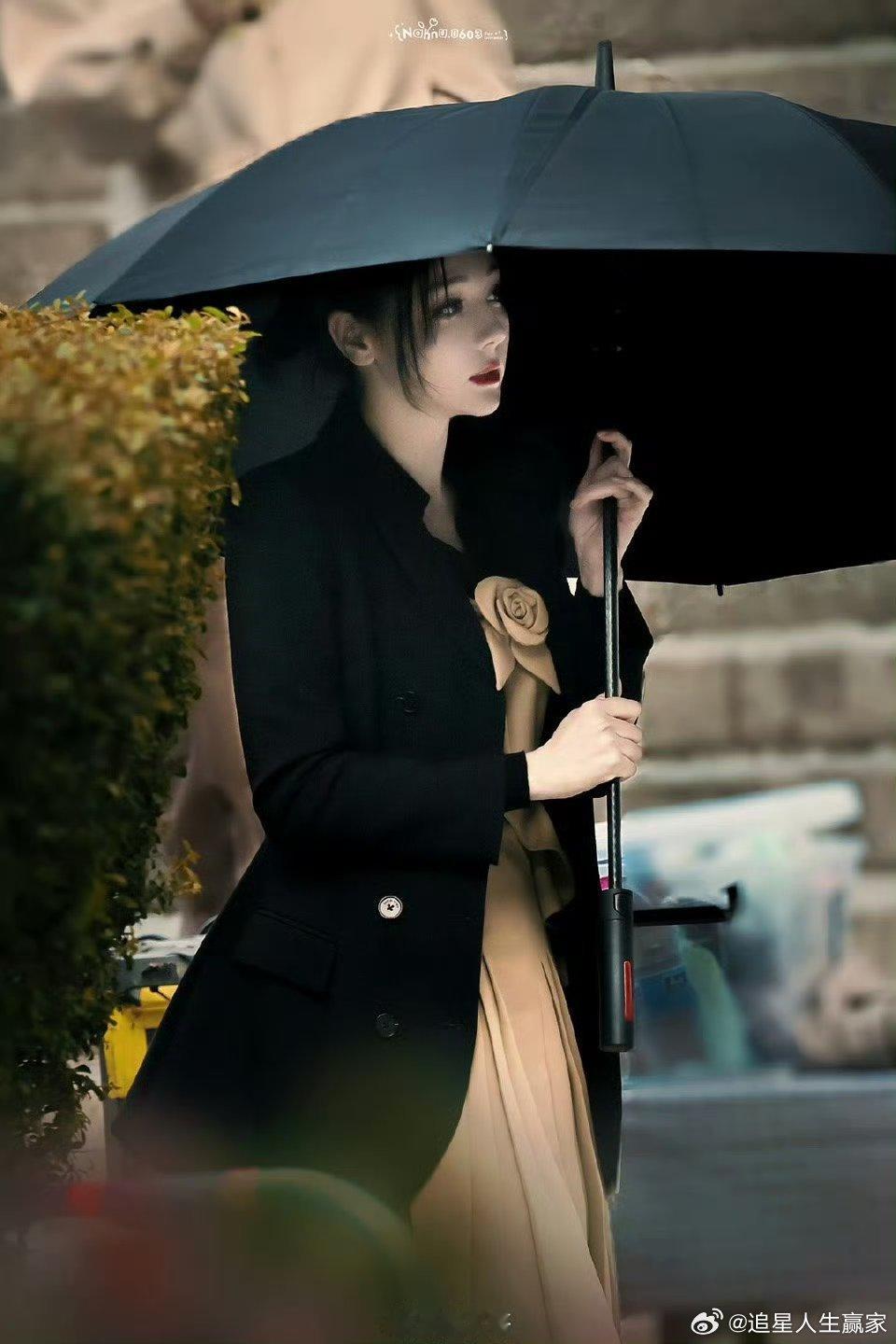 迪丽热巴的迷你剧《虽然不能同时拥有一切》终于要杀青了啊，在剧中的造型很是出圈，热