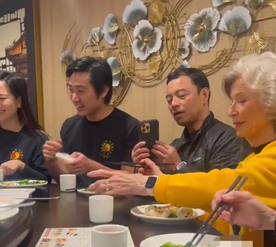 81岁琳达近况曝光，看着真的挺感慨刷到李小龙遗孀琳达的近况，真的挺感慨的，