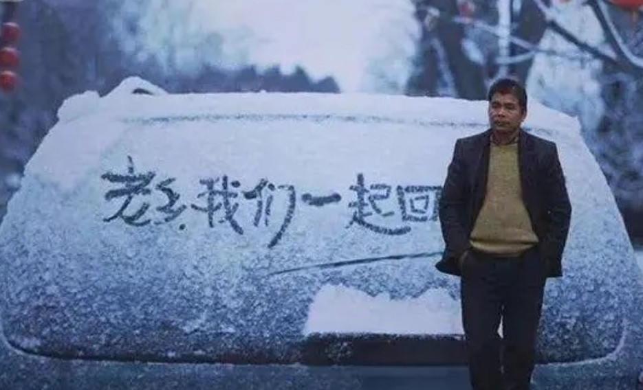 一个星期前，我丈夫搭他同事老张顺风车下班，路上出了车祸，我丈夫现在住院。老张也被