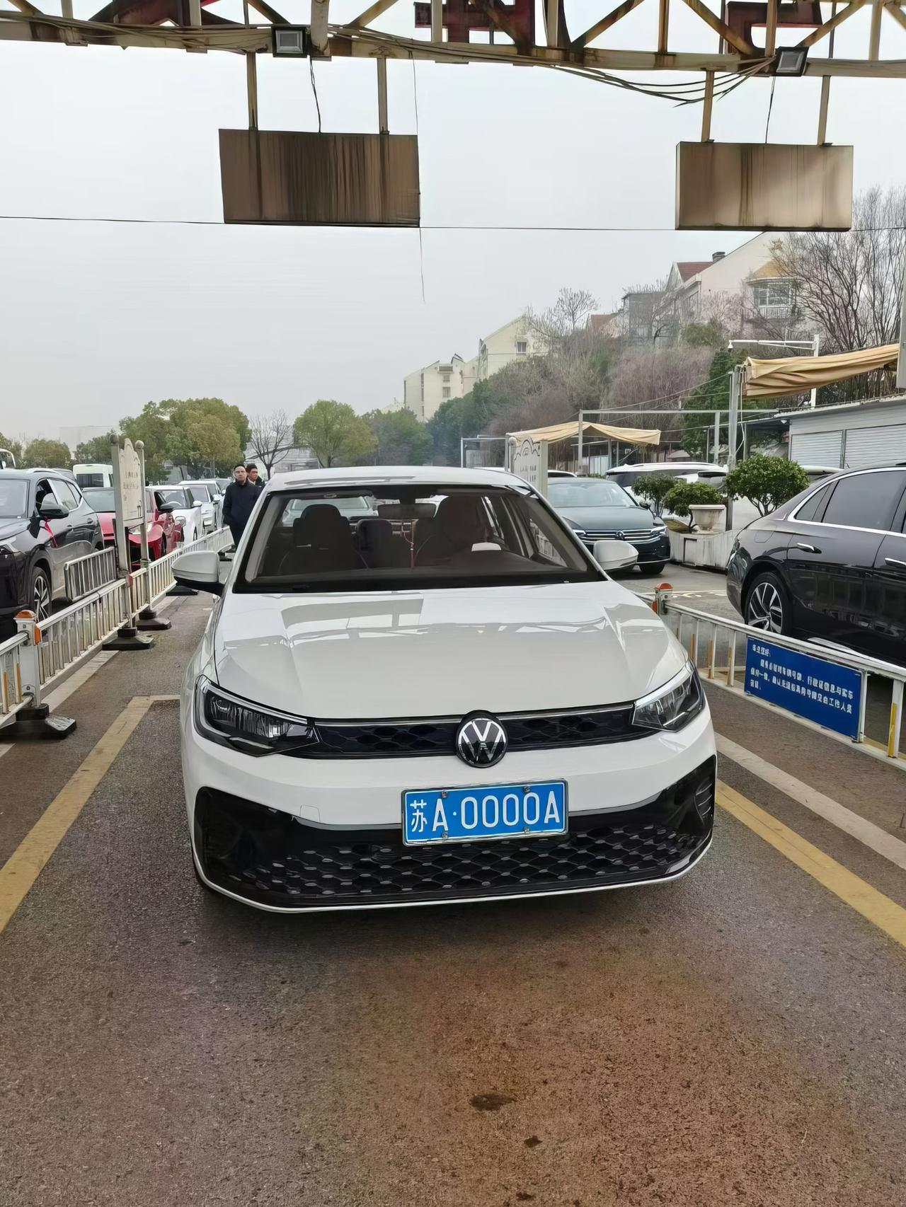 刷个抖音天都要塌了，一女子花10万块买了一台大众朗逸，结果去车管所摇号，摇的号竟