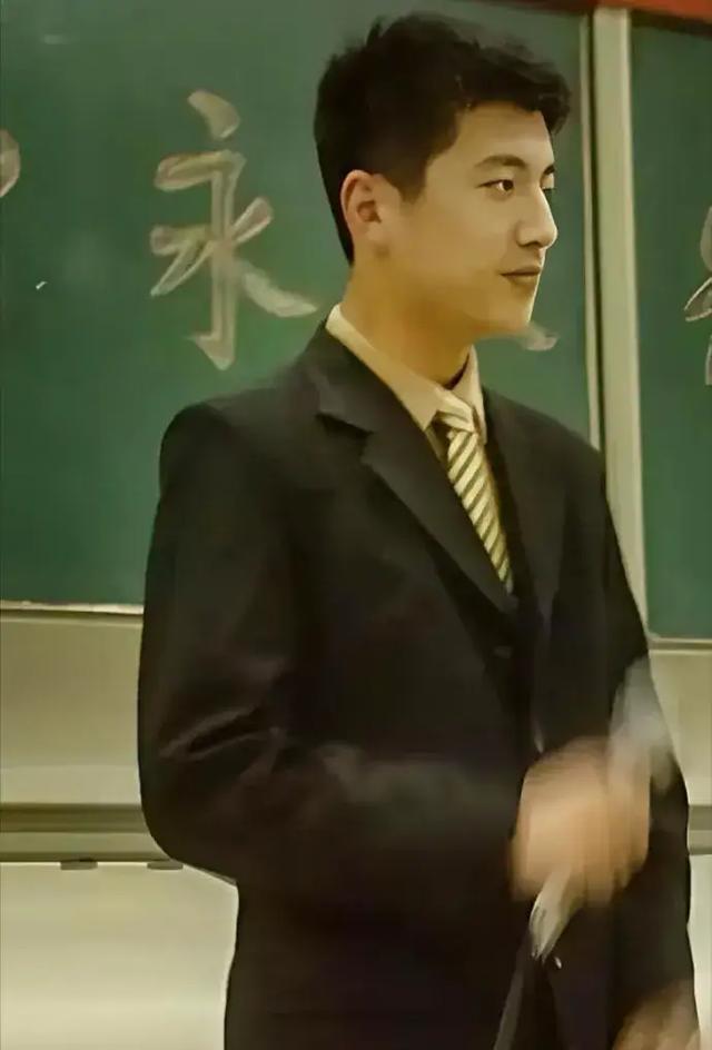 其实张雪峰年轻时挺帅气的，还因为出众的口才和超高的颜值当了学校主持人。后来高强