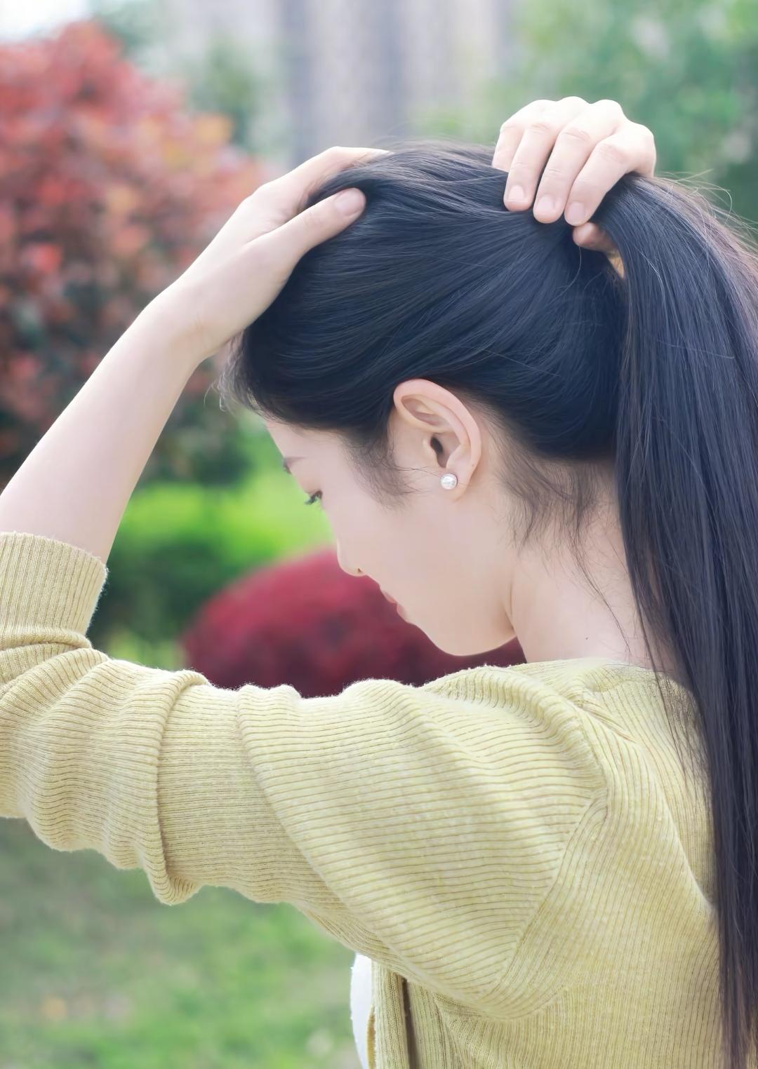 发丝轻抚，秋意渐浓。