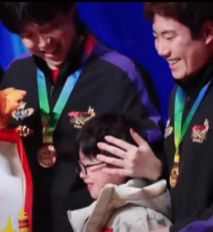 他叫林高远。赛场上，他的反手拧拉能撕开对手防线。而此刻，两岁的孩子一声含糊的