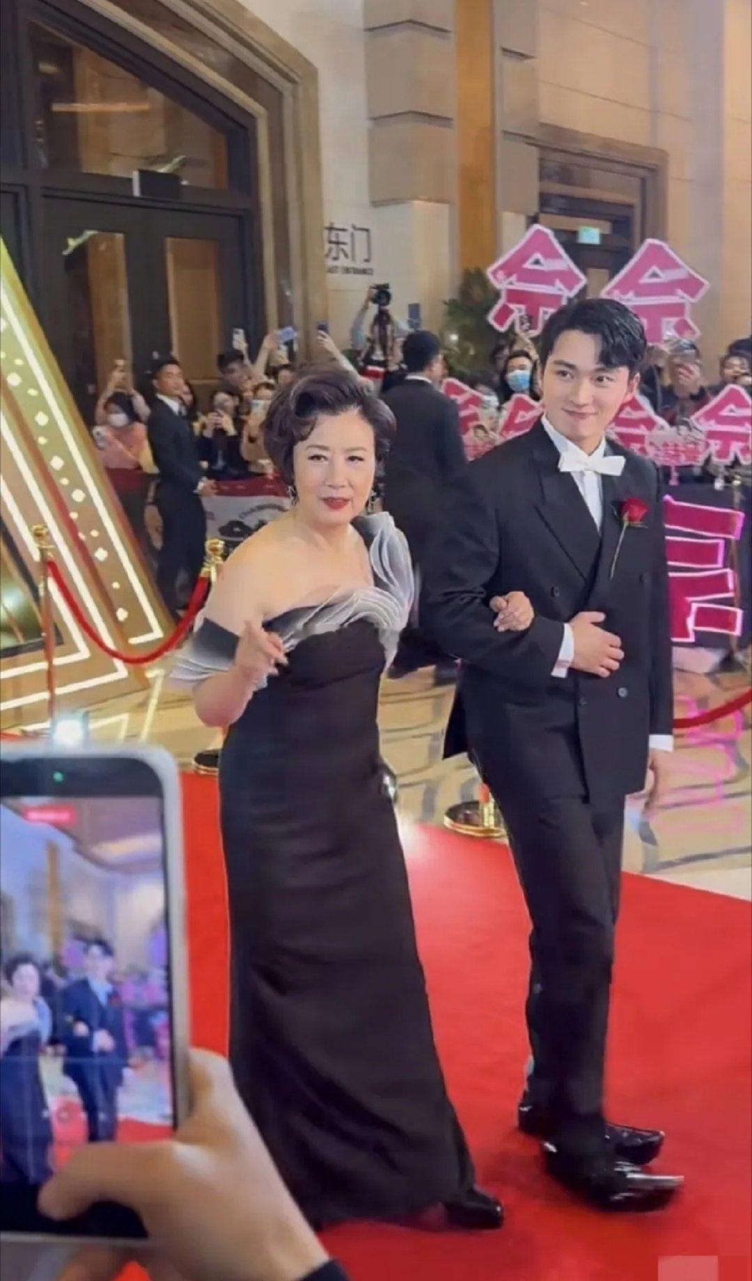 没想到78岁的汪明荃还能艳压赌王四太和二房的何超凤，妥妥的C位，感觉阿姐才是豪门