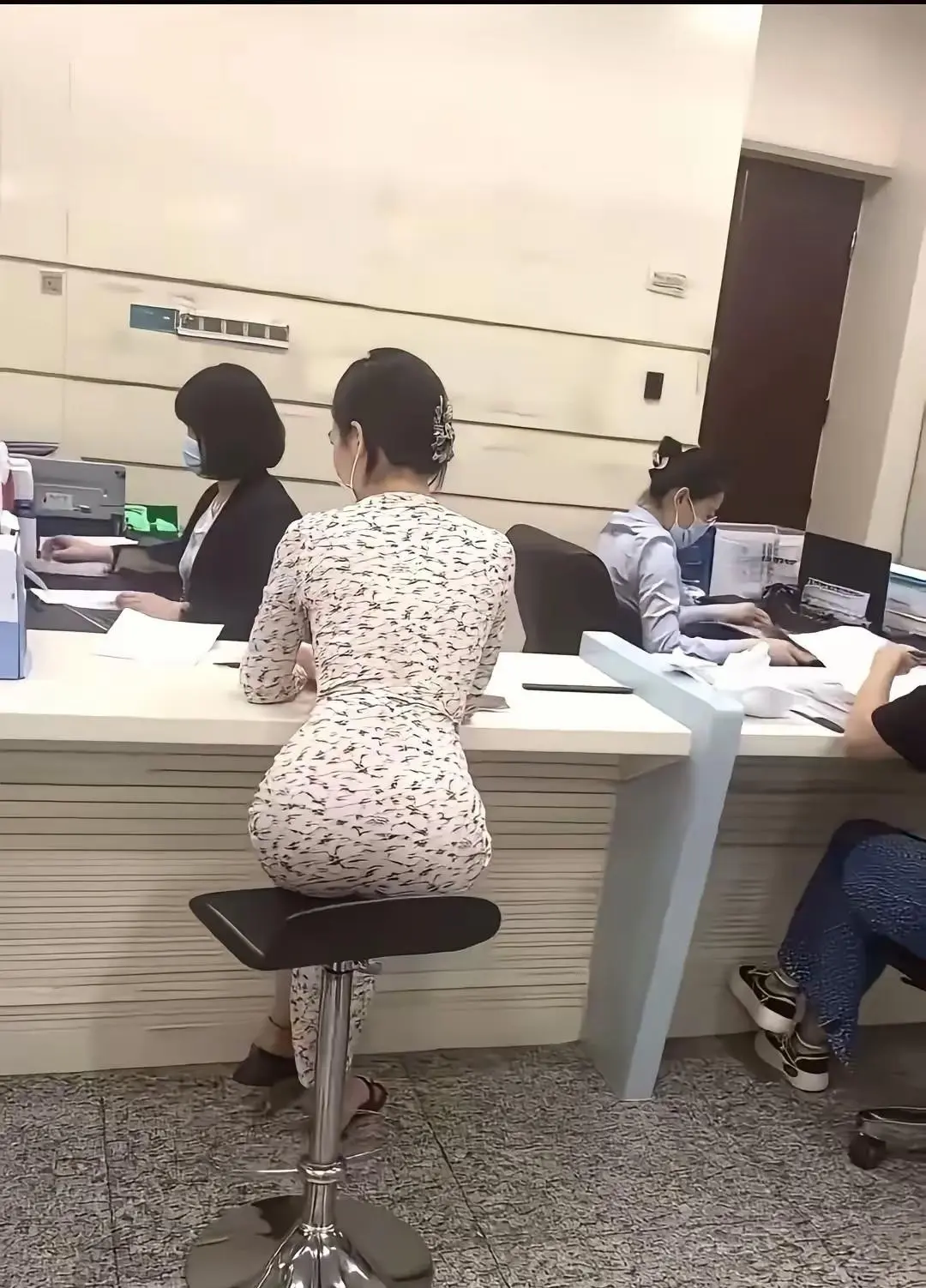 今天在银行碰到的美女，身材太好了。