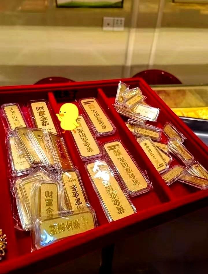均价1015入手的100克黄金，昨天亲眼看着金价一路滑到了995。我盯着手机屏