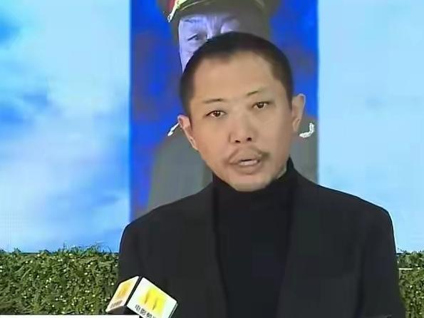 父亲翟俊杰走了，这张全家福只剩回忆。在翟导的追悼会上，儿子翟小兴感谢众人前来