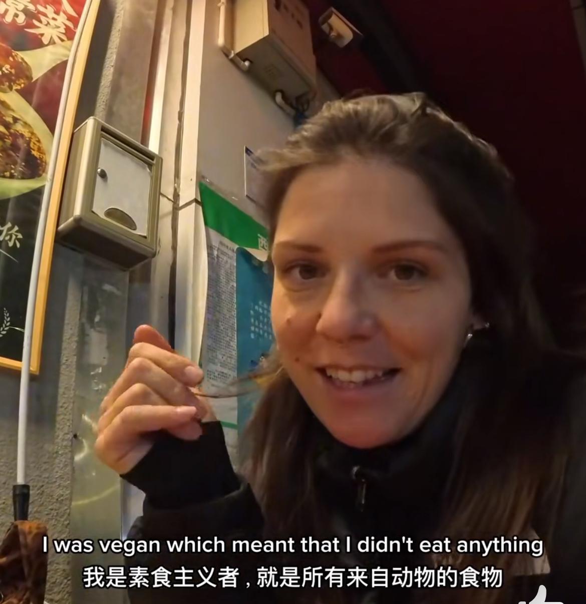 素食主义者来到中国后什么都吃，甚至还吃上了血旺，这跨度好比清真吃猪肉一样，她以前