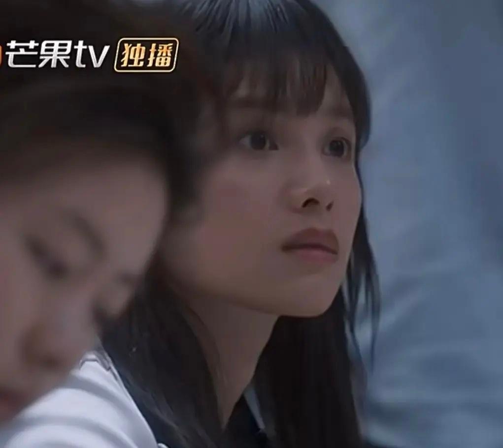 张婧仪眼睛有点老态了，凹陷有点严重啊