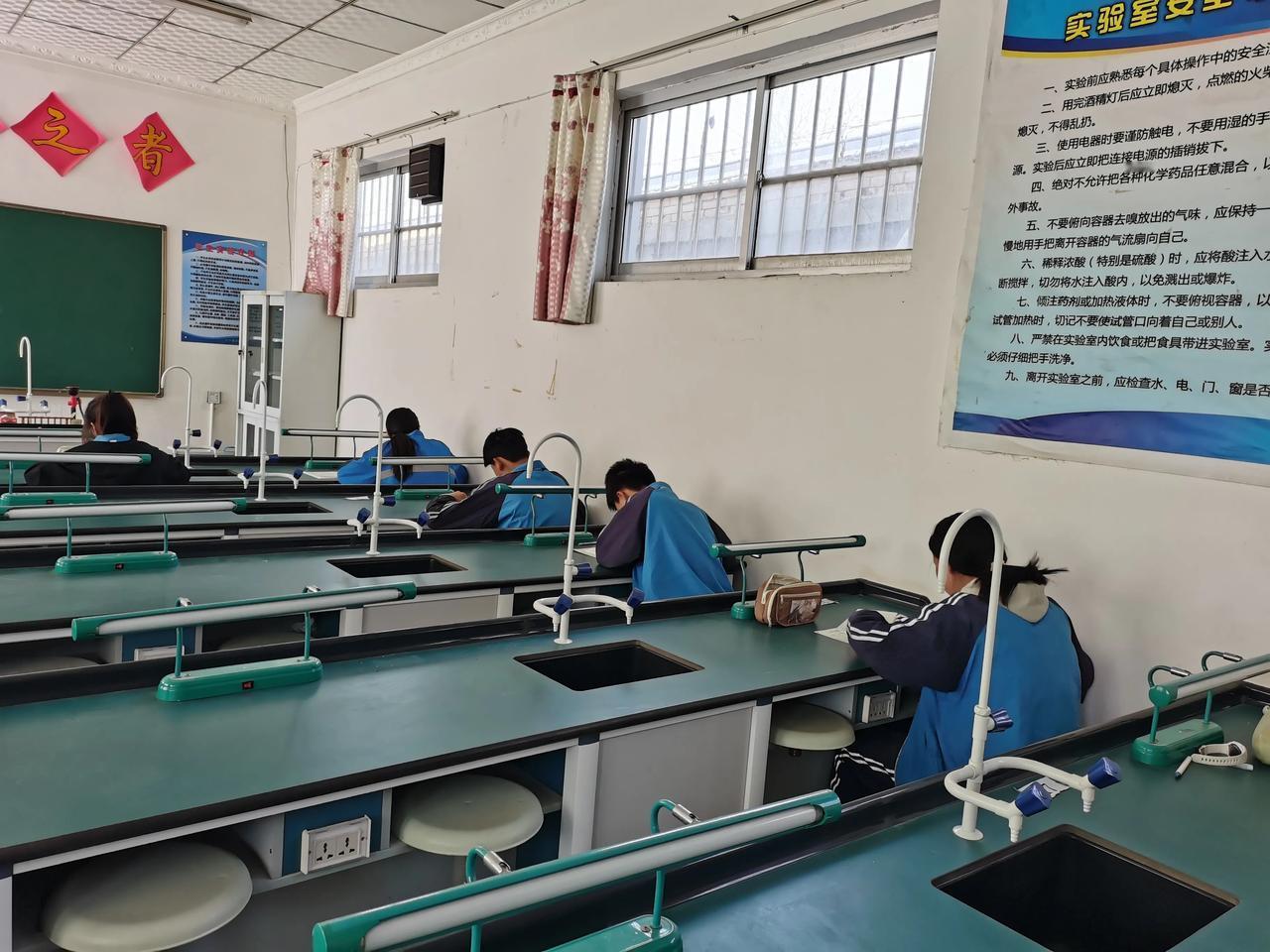 三十年前，韩老师和我在一所乡镇学校共事三年后，他又调回到县城学校去了。从此以后，