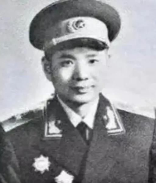 他原来是公安部政治部主任，一九七六年那一年，被中组部负责同志叫去谈话，对方开门见