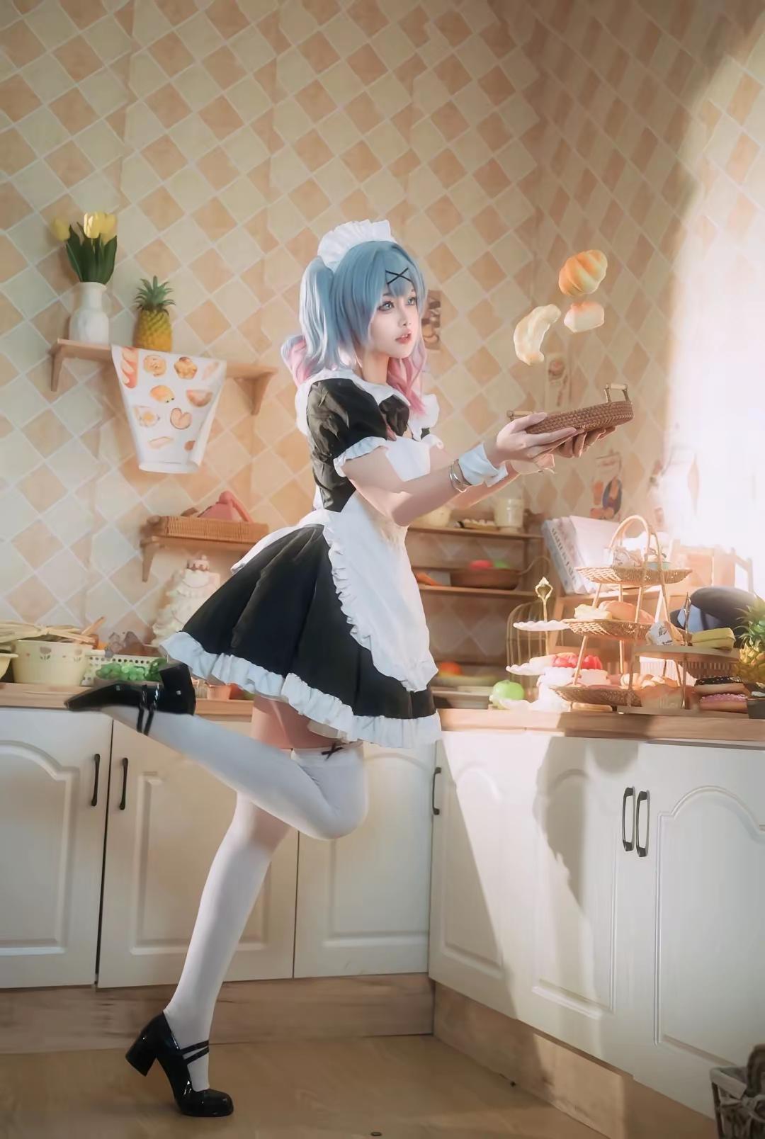 梦幻少女心！🍰🍰🍰可爱女仆在厨房里准备甜点，阳光洒进来的瞬间太美了！🌞