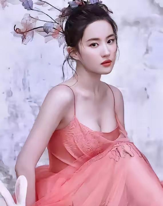 她让所有顶奢品牌排队等了16年。不是靠刷脸，是靠一套让资本上瘾的算法。200