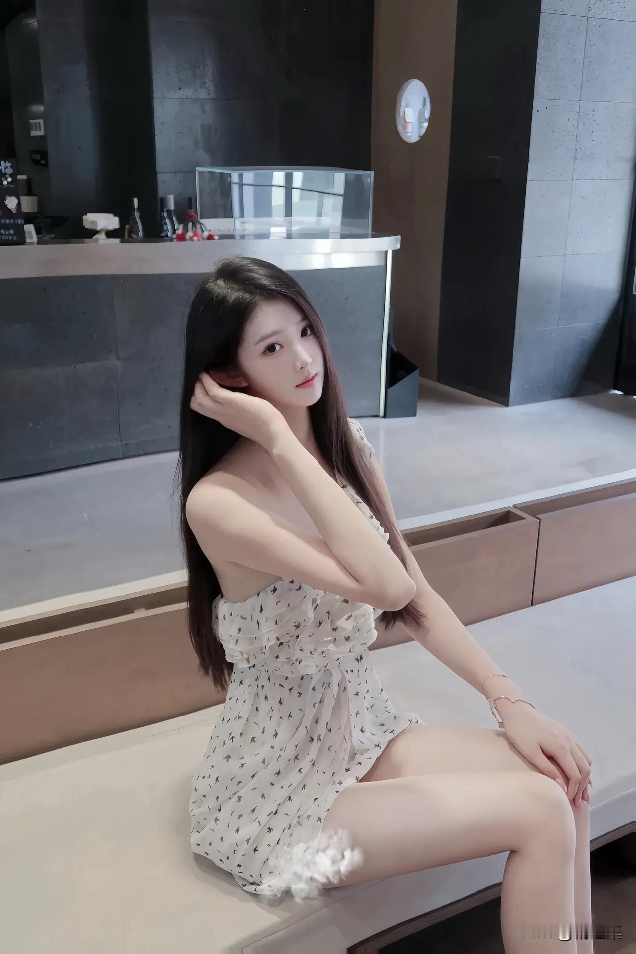 优雅气质少女，坐在现代简约风格的咖啡馆里，散发着温柔与自信。