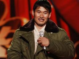 同样是草根歌手，很多人火一阵就销声匿迹，大衣哥朱之文走红十几年，热度不降反升，背