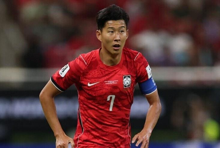 韩国队2-1逆转胜捷克，取得世界杯开门红！这场比赛后，韩国队头号球星孙兴慜应该给