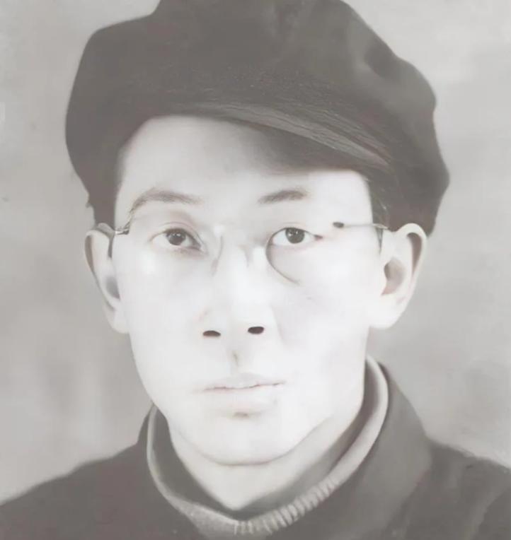 1950年8月，在看守所内一名汉奸在人群中认出了儿子，却发现儿子穿着解放军制服，