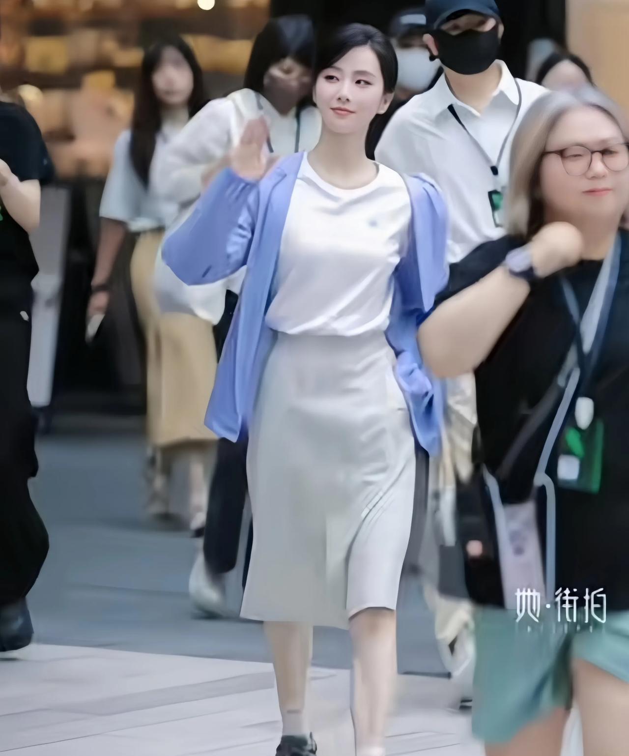 刘诗诗成都活力亮相引领时尚风潮刘诗诗现身成都活动现场，她以一身运动穿搭惊艳登