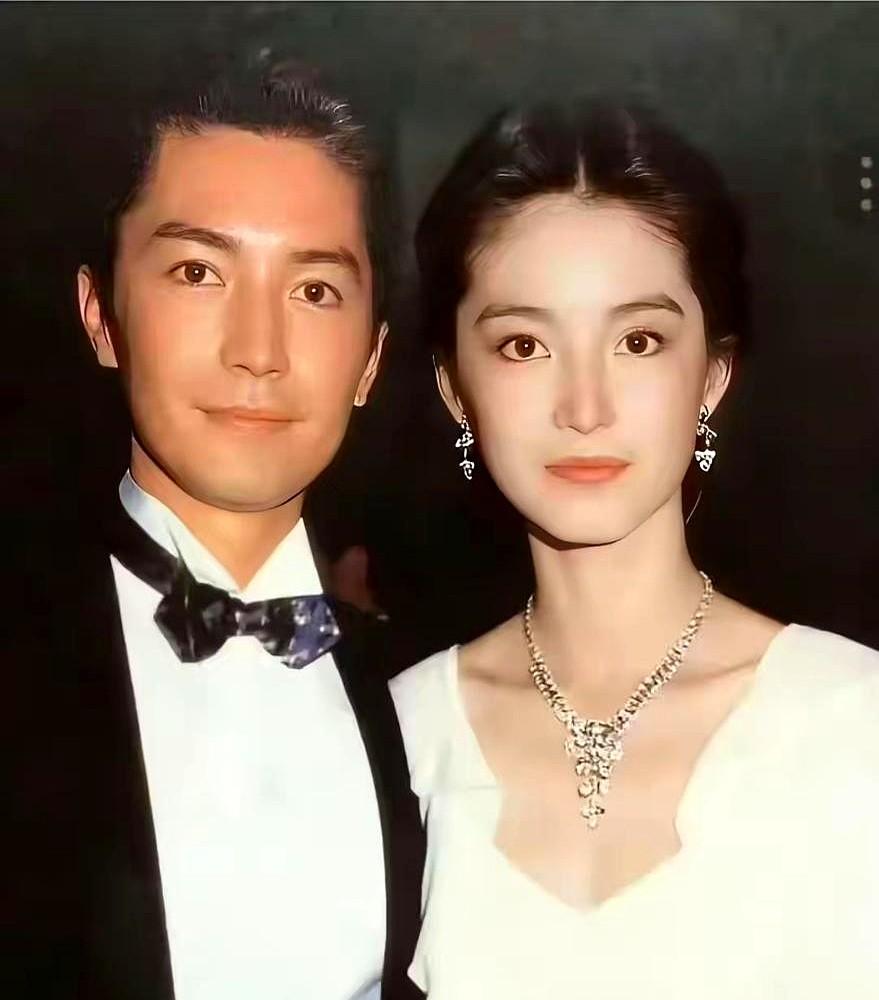 都说尊龙是神颜，其实张国荣的实绩更硬！老有人拿林青霞、尊龙、张国荣比颜值，说