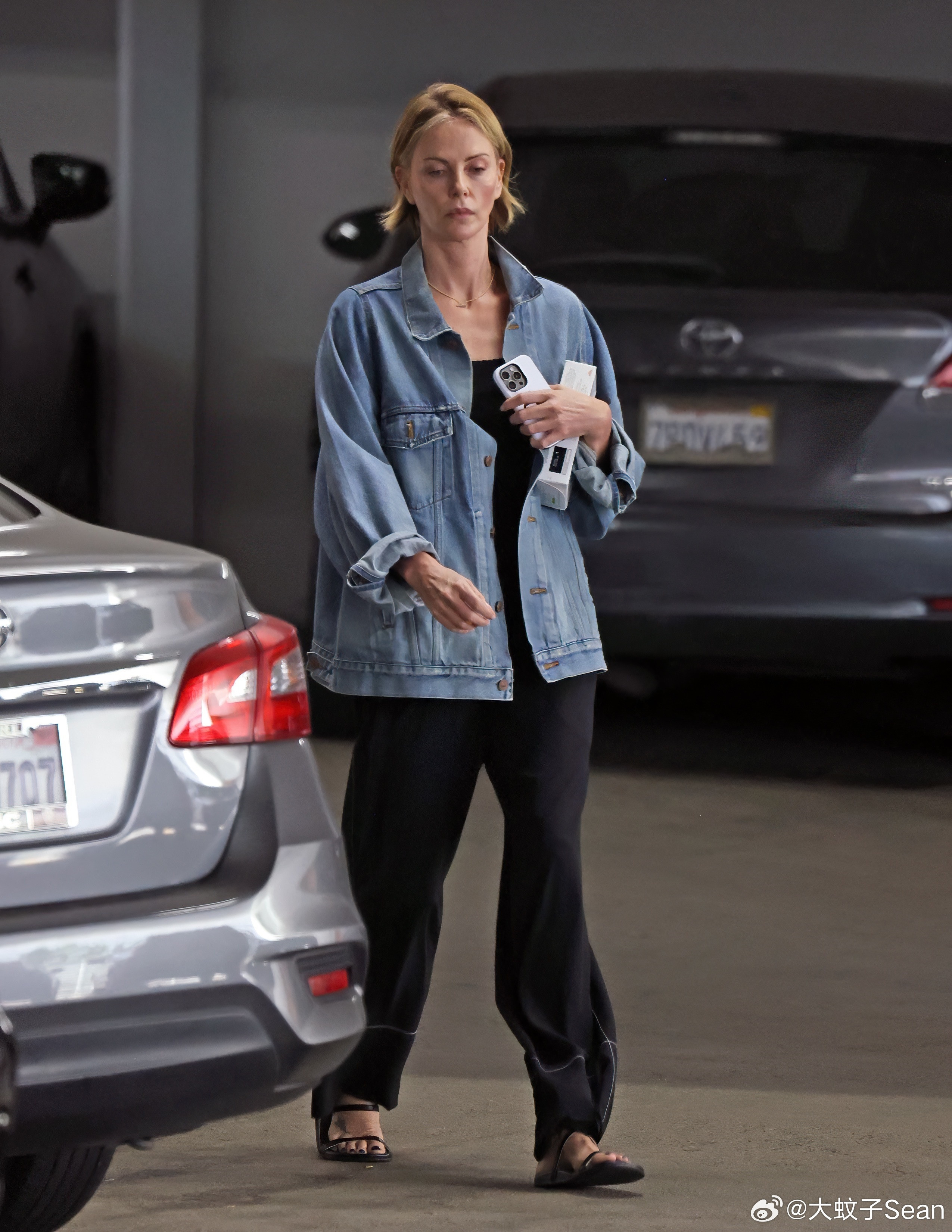 CharlizeTheron查理兹塞隆在洛杉矶外出，办完事的塞妈离开大厦前往停
