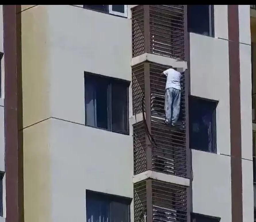 “太惊险了！89岁独居奶奶被反锁卧室，翻窗从27楼爬到21楼”：这不是“硬核”，