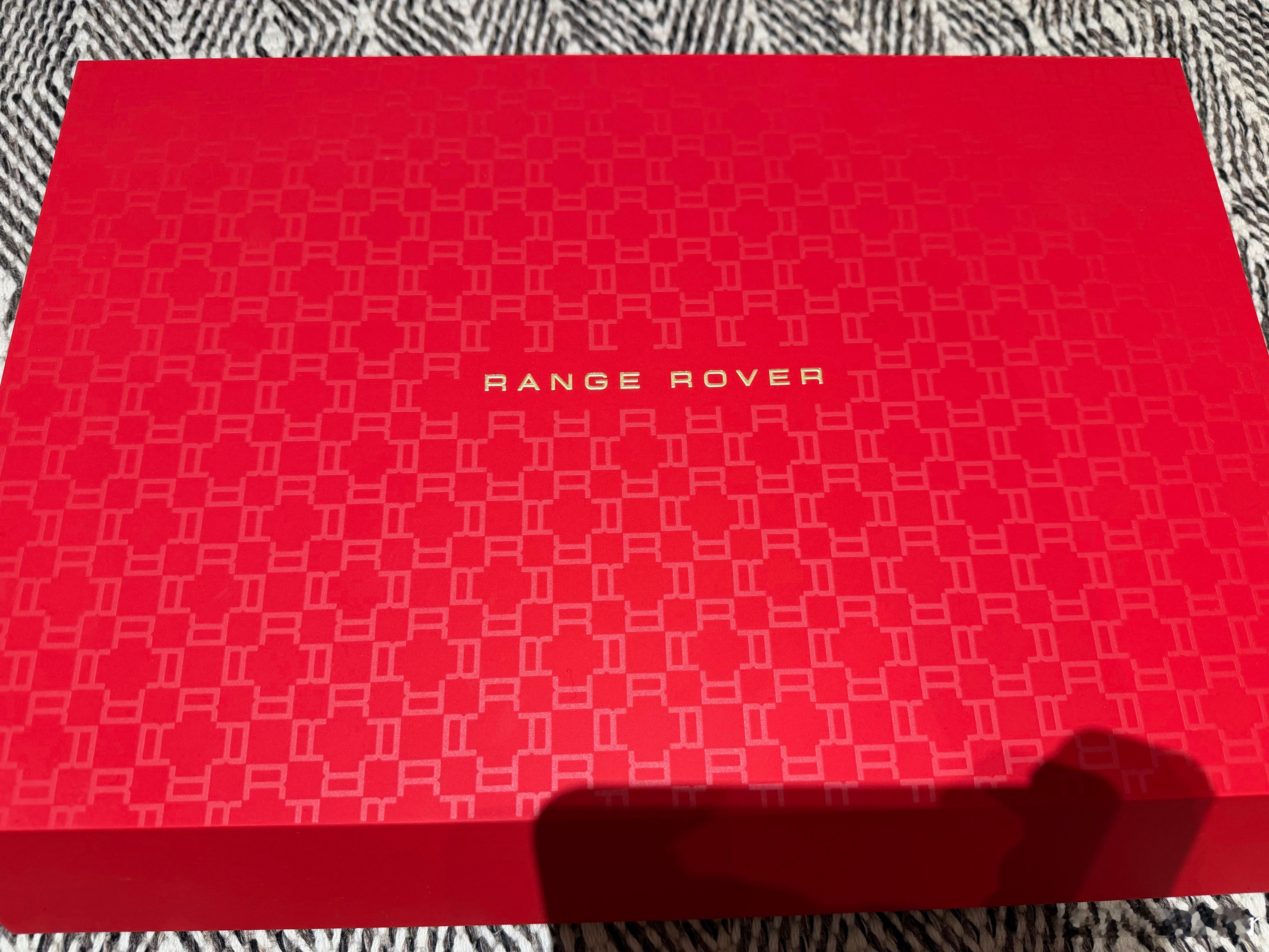 路虎送了个新年礼盒（揽胜版～）这是不是告诉我，得换一个揽胜我也觉得揽胜适合我～评