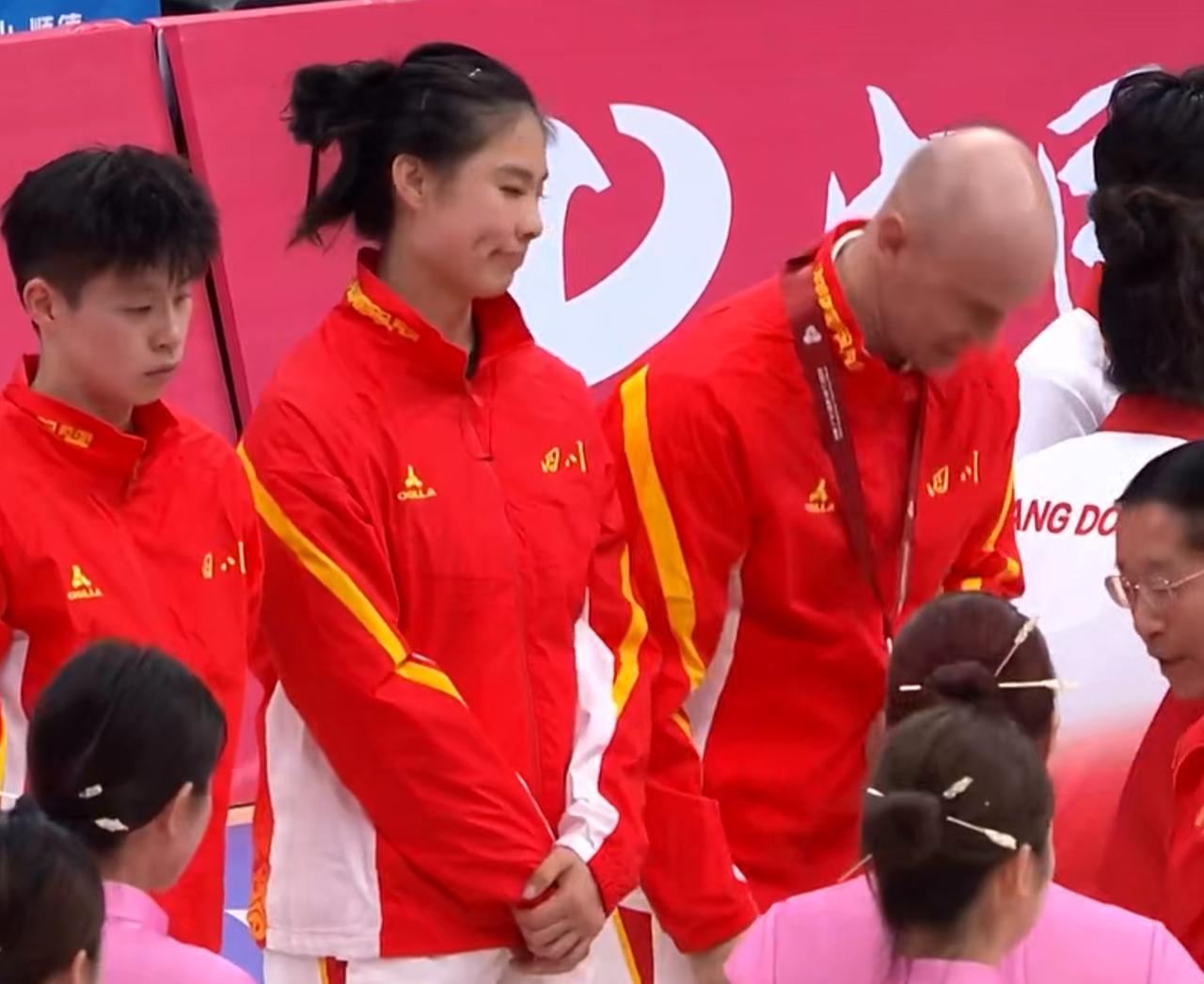 冰火两重天！四川队颁奖典礼上画风两重天，有人开心大笑，十分欣慰。有人满脸愁容，想