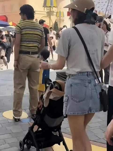 林志玲和老公黑泽良平带娃游玩，穿着牛仔短裙，大长腿太引人注目了。林志玲之前采访
