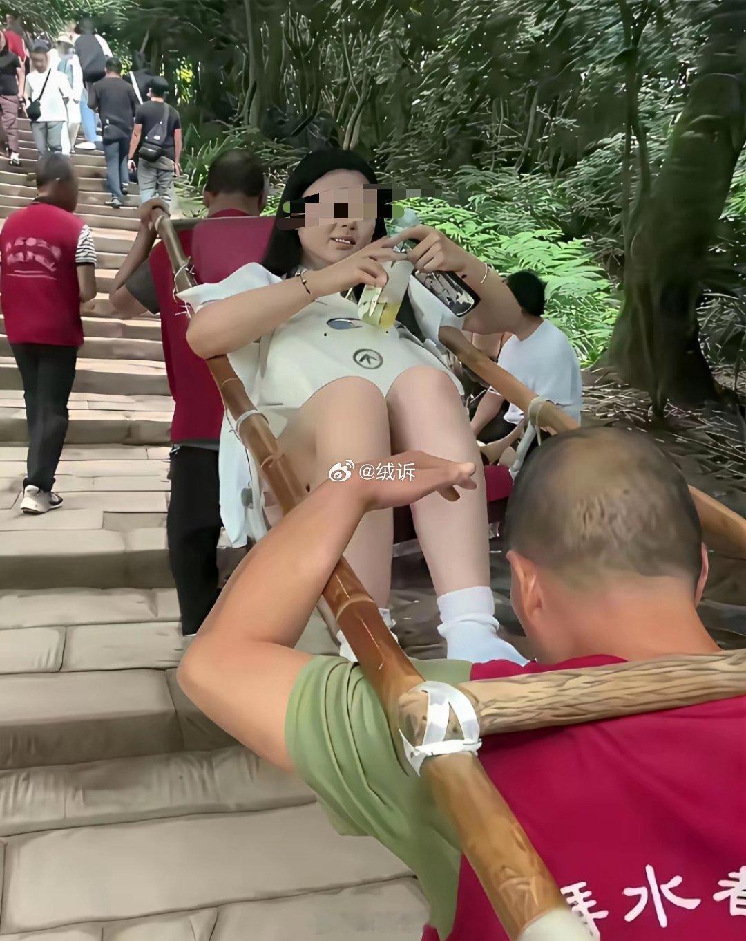 感觉师傅好辛苦啊，坐滑竿的女子，别的游客盯着她，她应该很尴尬吧！！