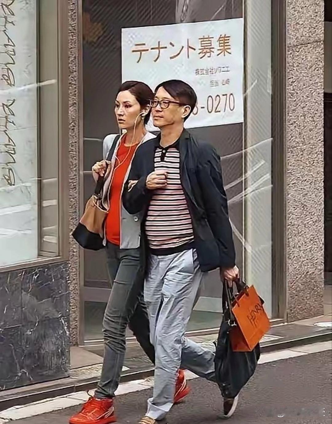 李嘉欣和老公突然出现在日本街头，如果不仔细看，真认不出这位曾经的大美女，完全是一