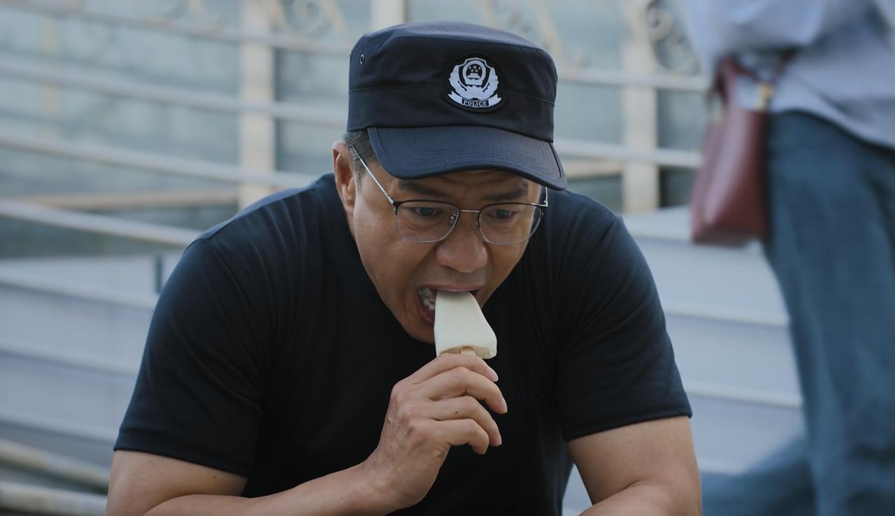 我觉得他演的挺好的呀。段奕宏在《藏锋》里演的谭彦，含胸、耸肩、缩脖、假笑、说话