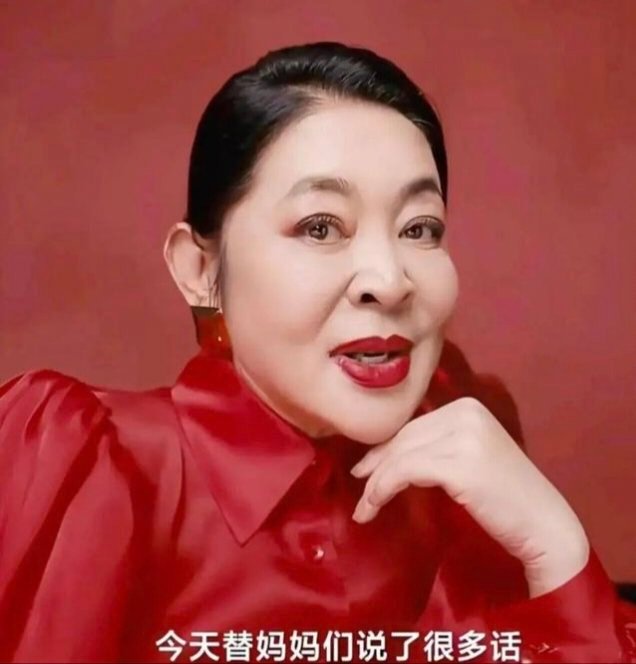 倪萍的变化太大了吧，下巴好抢镜​​​