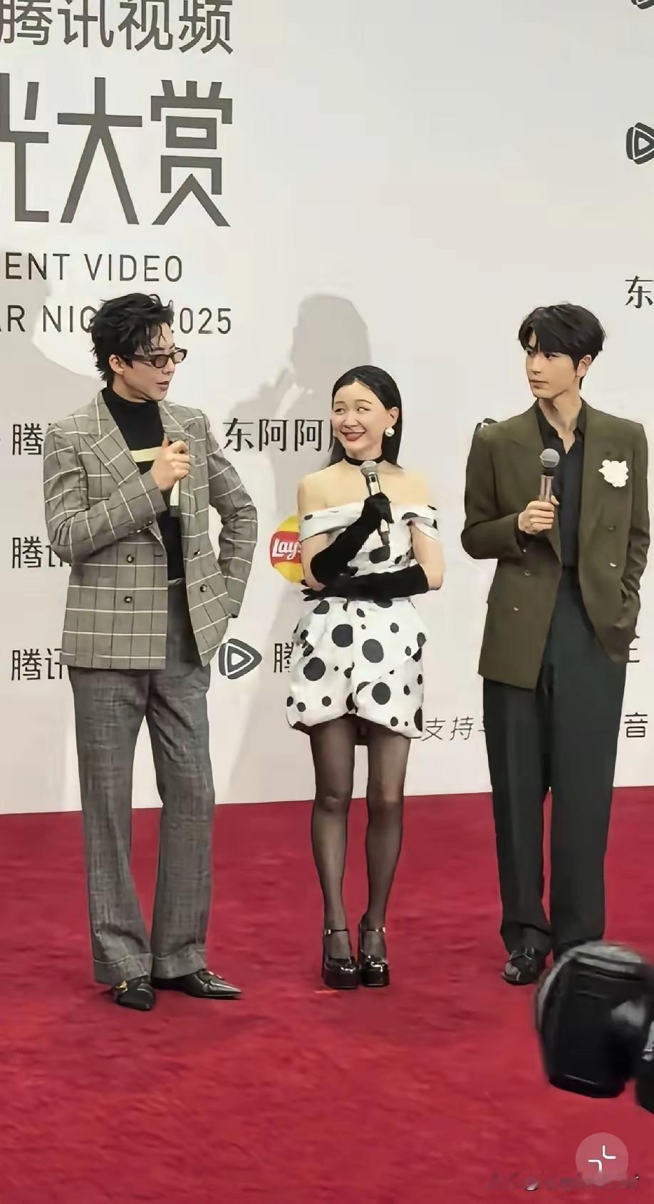 刘宇宁真的飘了，这发型也太不符合他了，看起来老了十多岁的样子。刘宇宁也是大长腿