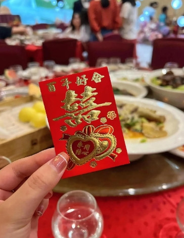 朋友孩子结婚发请帖，我本想随300块，回家翻了翻以前的礼单，发现他当年在我孩子结