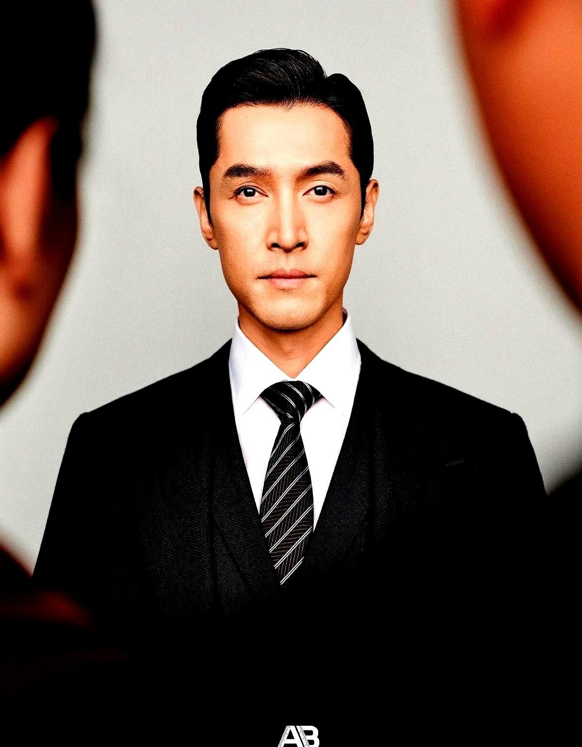 2024一开年，王家卫把胡歌按在摄影机前磨了几十遍，一条沪语台词拍到深夜。大