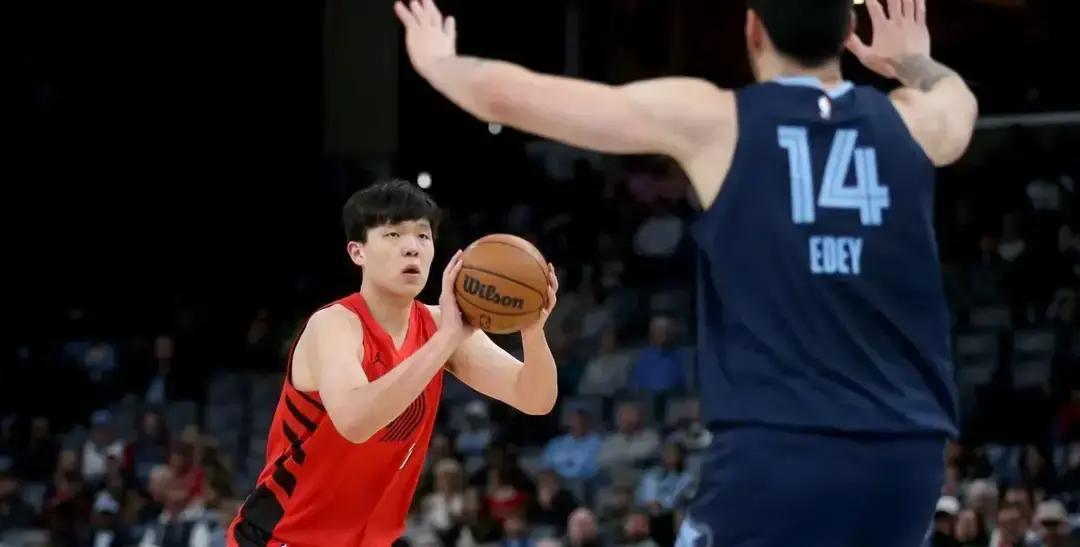 杨瀚森这一步棋，走得太精了。别看才20岁，脑子比谁都清醒。外面都在卷