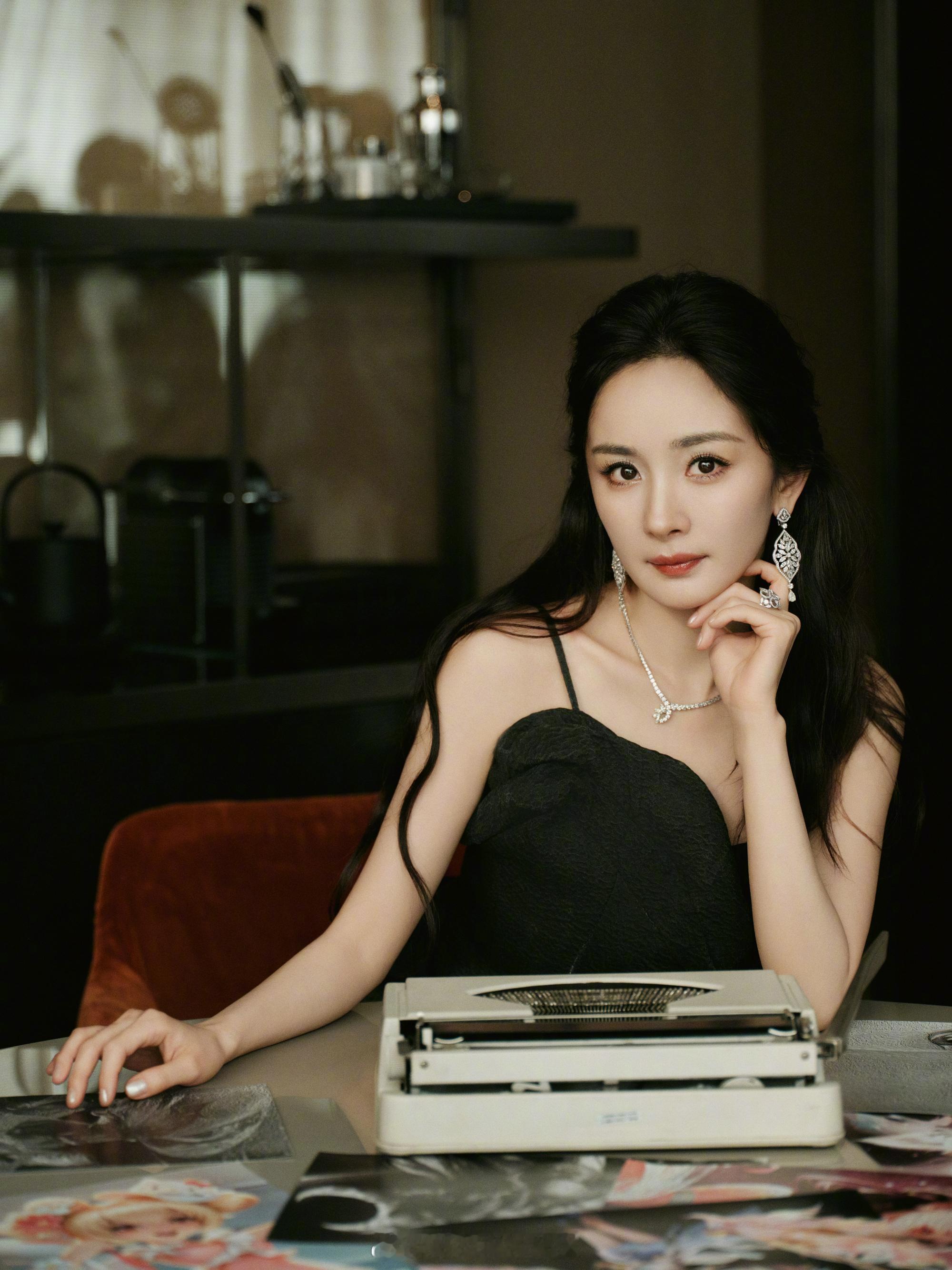 杨幂穿黑色吊带的电竞小说女主​​​