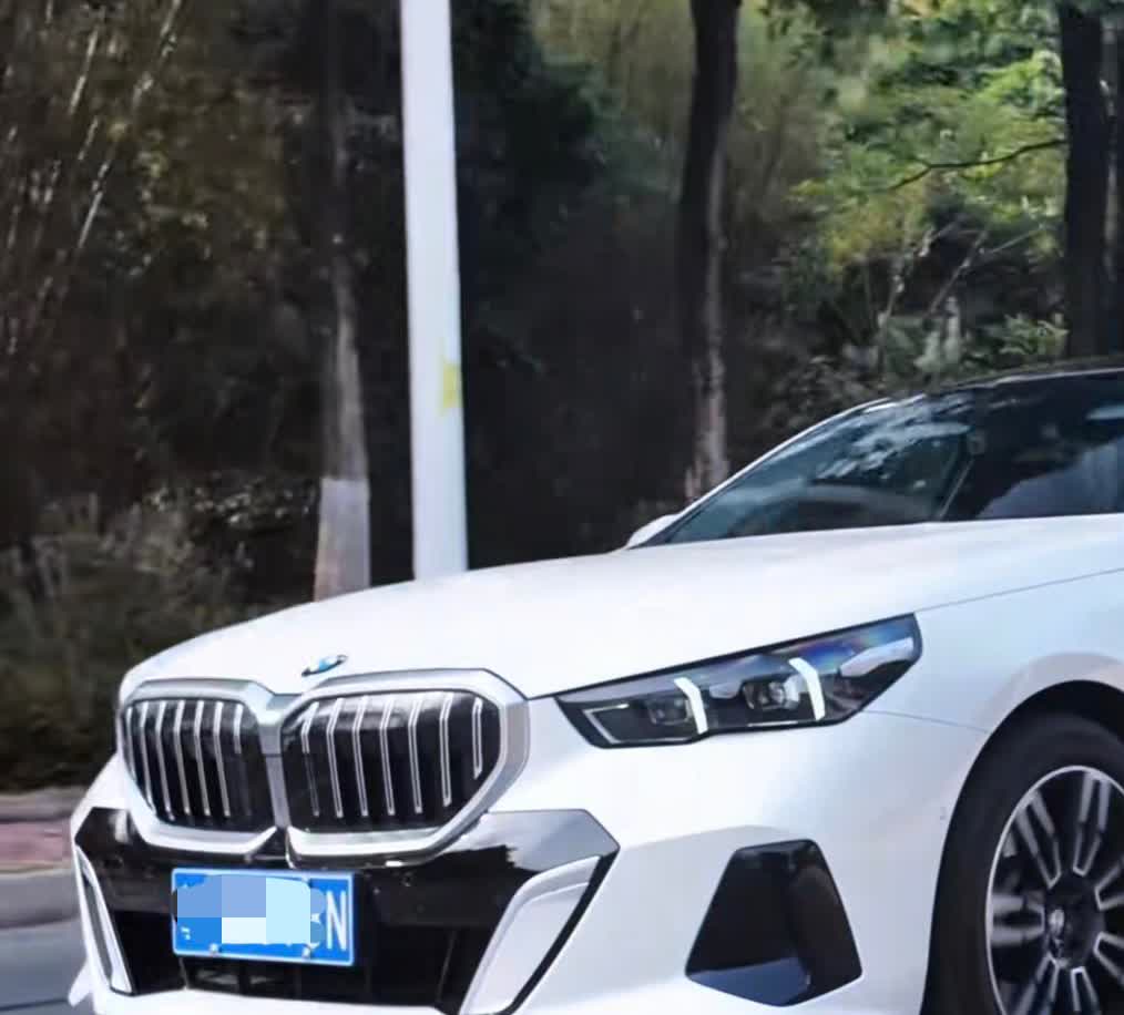 当你开上宝马五系的时候，你才会发现，五系是多么好开的一辆车，不管是舒服性还是操控