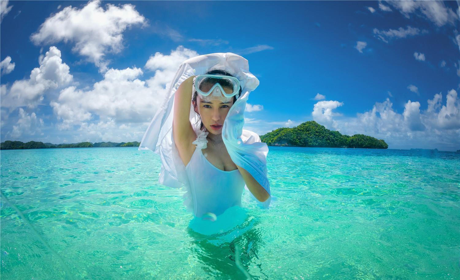 中国“瑜伽女神”母其弥雅,这身材好到可以去炸街了,网友:成龙眼光真毒!