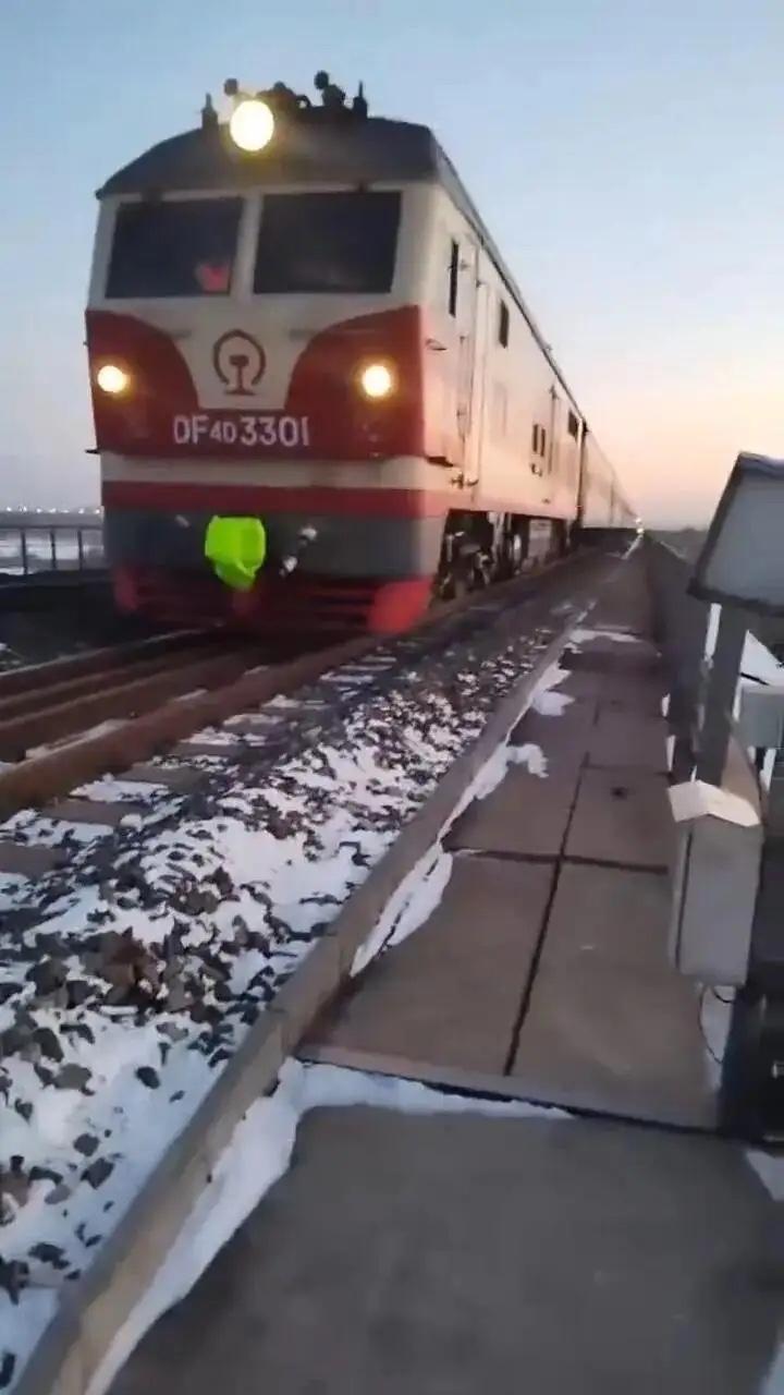黑龙江，14岁男孩爱好拍火车，为了能近距离拍摄，他剪断铁路网闯入铁轨，对着迎面而