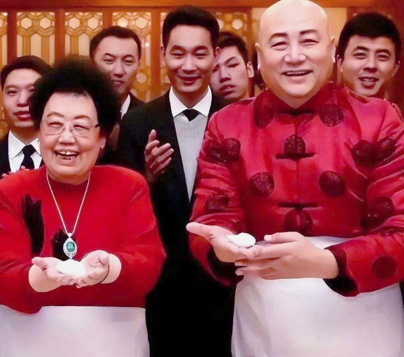 迟重瑞也老了，钱财再多，可惜没有自己的后代。 没儿没女，有再多的财产也没用，