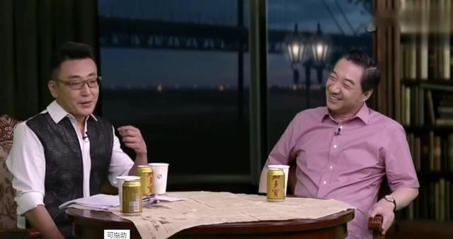 有一次，窦文涛在采访军事专家张召忠时问道：张将军，听说您是海军少将，这样高的级别