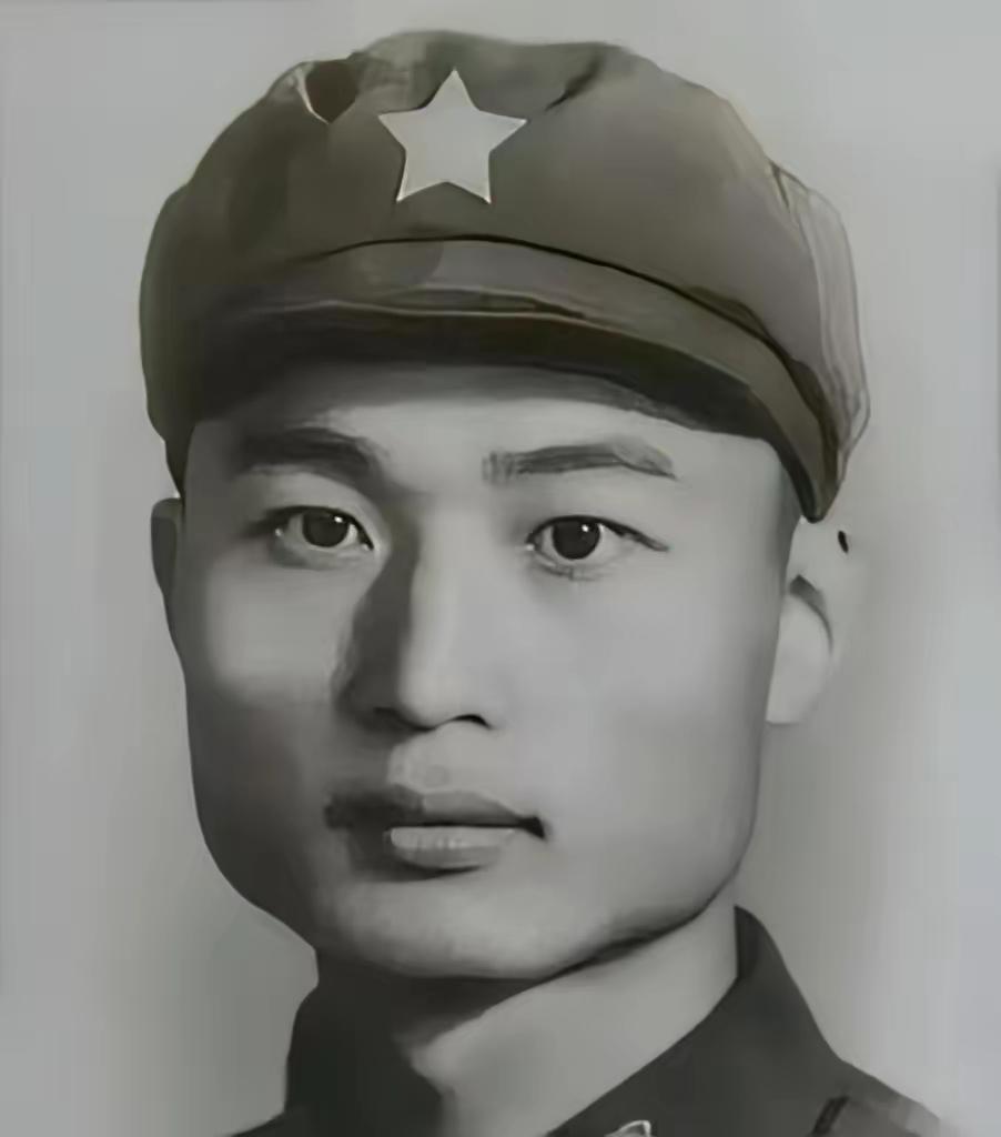 1951年，志愿军飞行员刘玉堤在返航途中，无意间发现，自己身下竟有一群黑压压的敌