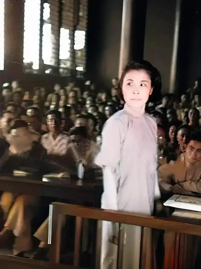 1946年的南京，大汉奸陈公博情妇莫国康被日本人遣送回国，接受公审。从现场照片看