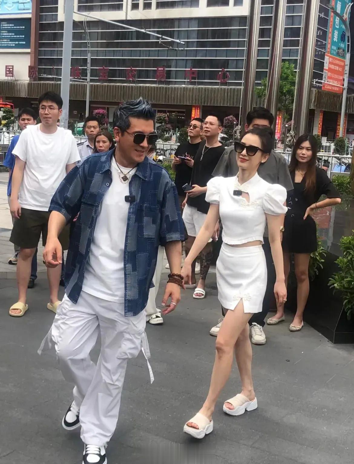 偶遇一线大明星黄圣依，旁边是她的老公吗？