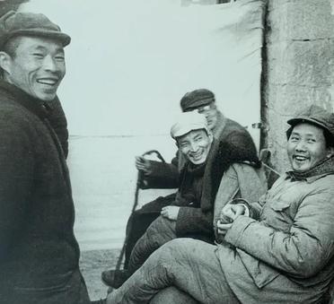 一九四三年十二月九日，毛主席与林伯渠、陈云参观陕甘宁边区生产博览会。生产博览会上