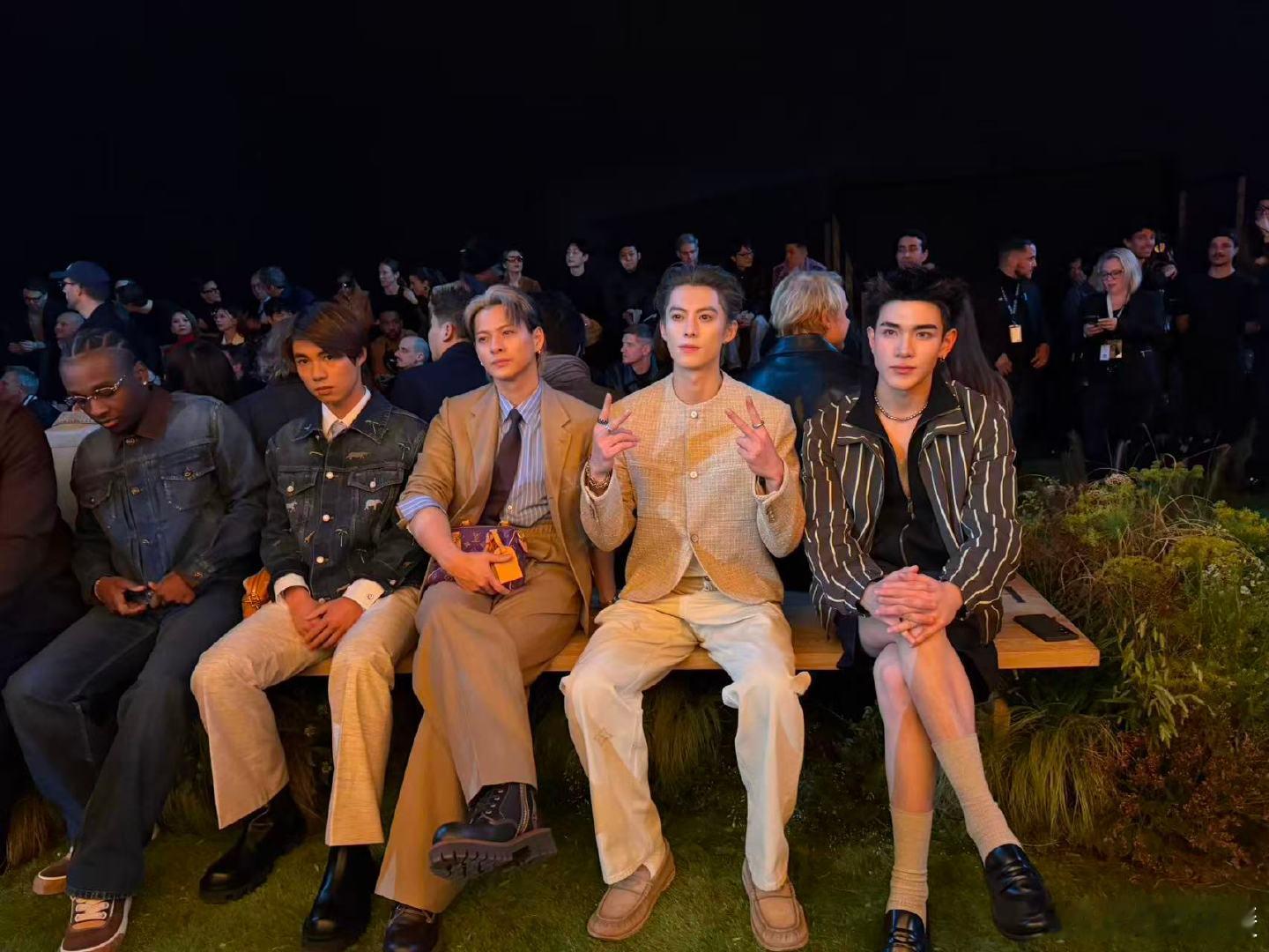 王嘉尔王鹤棣徐明浩合影王鹤棣这状态绝了！合影里的他，活力满满，五官精致立体，眼神