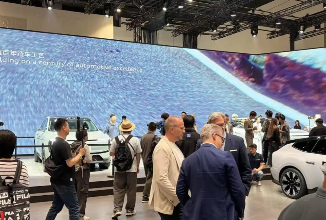 看了这次的北京车展，终于知道为什么德国人、日本人坐不住了，先说一个车展上的画面，