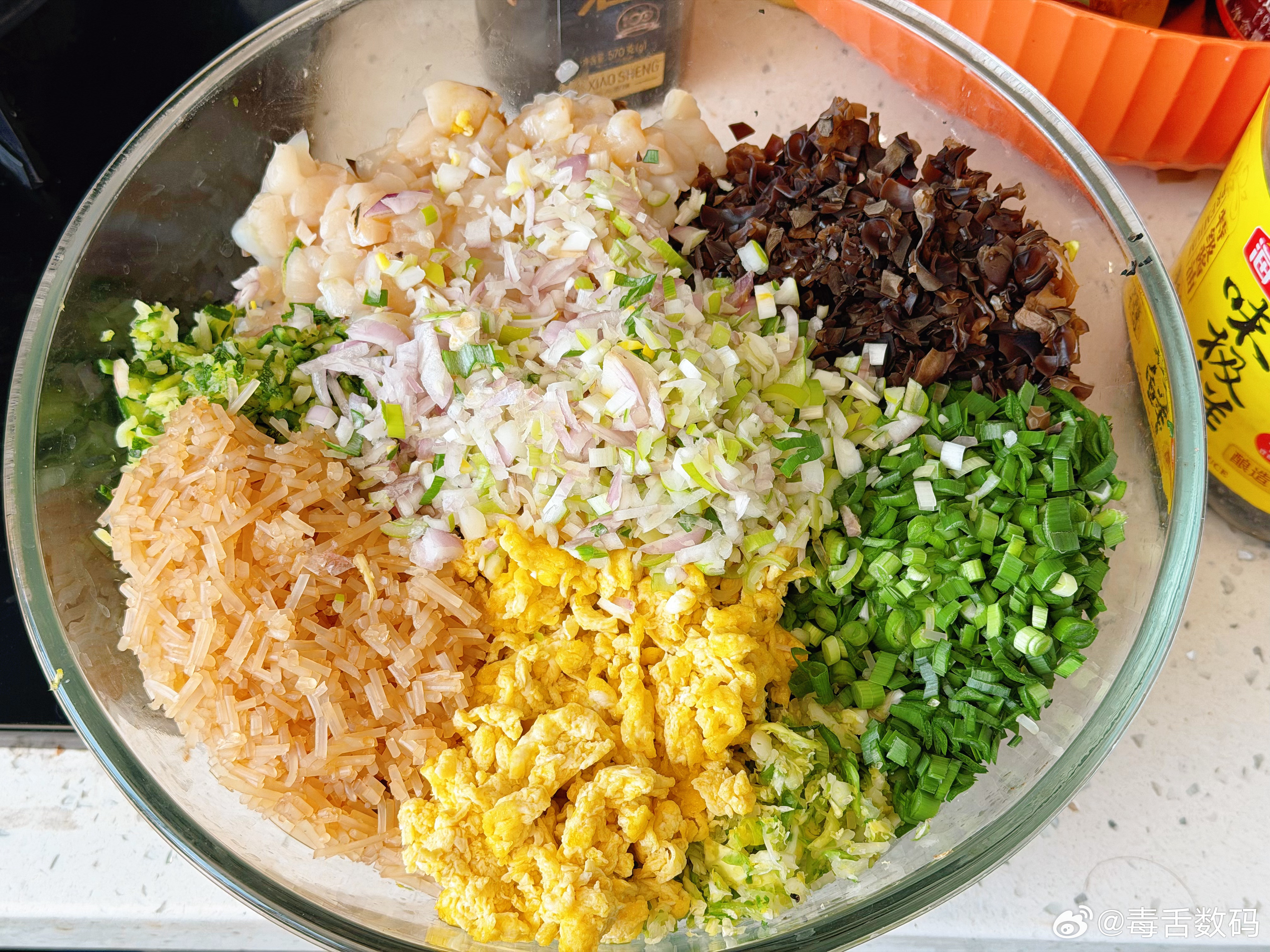 每次回家，我妈问我想吃什么，我都是说最想吃饺子。老妈弄的陷特别好吃，很多种陷混合